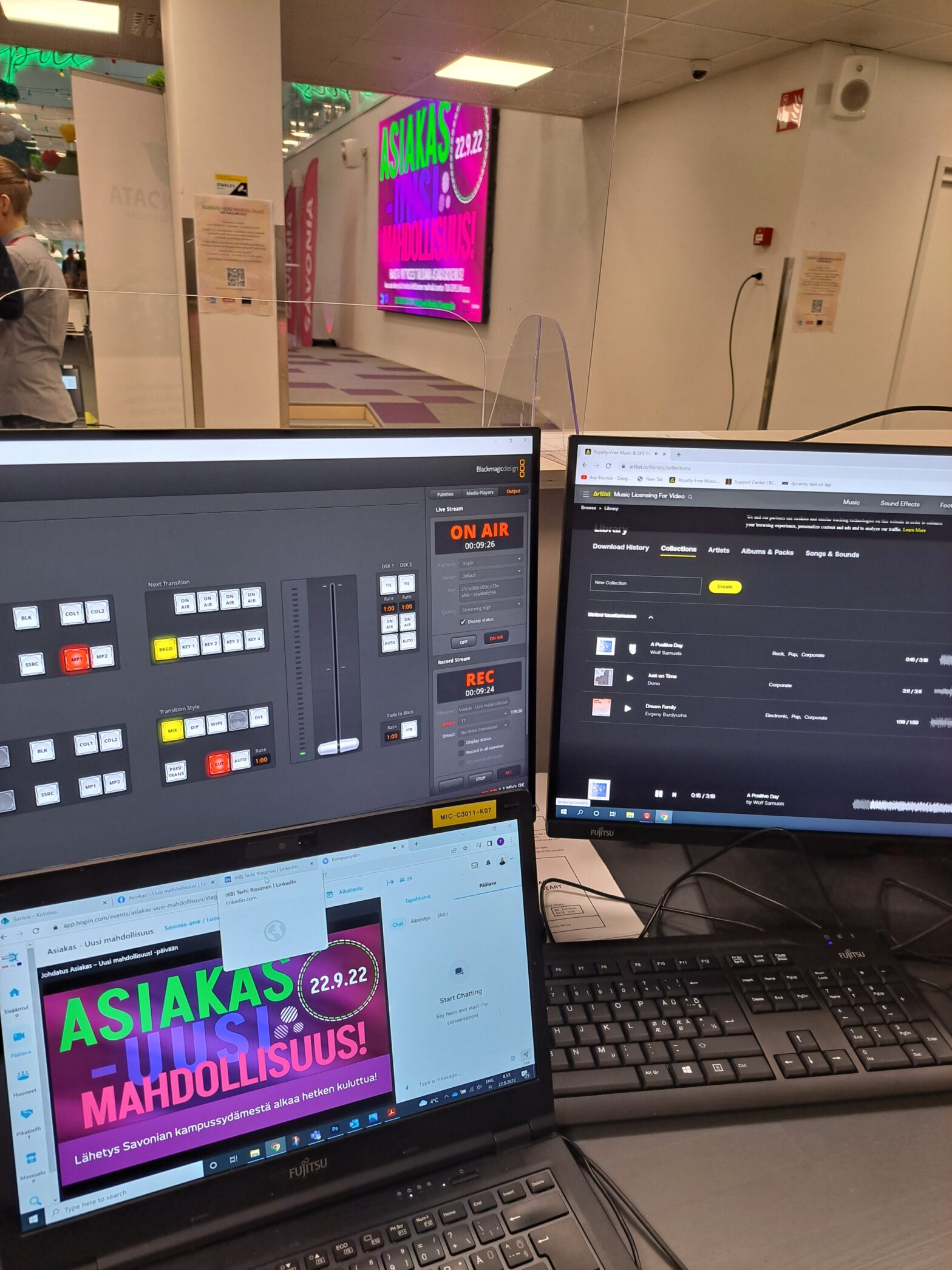 Kuvassa stream-lähetyksen koneita!